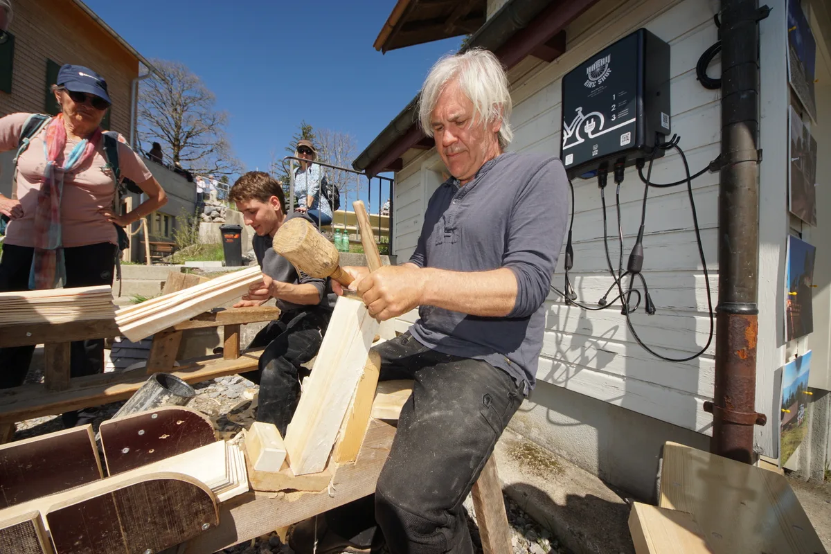 Yaco Krebs und Kaspar Mändli (rechts) demonstrieren die Herstellung von Schindeln.